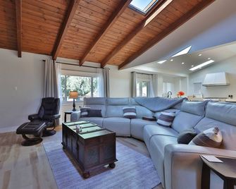 Luxurious 4-bedroom house on 4.4 acres in delightful Auburn - Auburn - Obývací pokoj