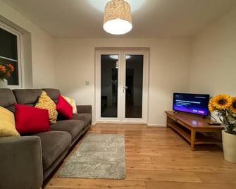 Amazing 5 Bedrooms - 10 Beds Detached House in Bedford - Elstow - Living room