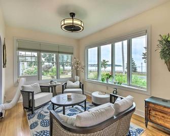 Walkable New Haven Retreat with Ocean Views! - New Haven - Living room
