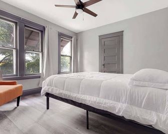 Cozy 4BR 1BA close to the Falls - Niagara Falls - Bedroom