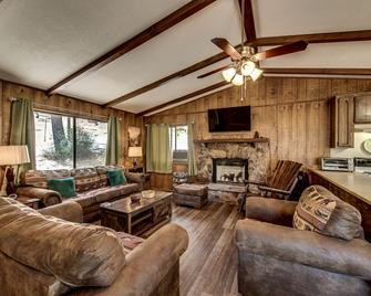 Pet Friendly Grizzly Blair Lodge Cabin - Groveland - Sala de estar