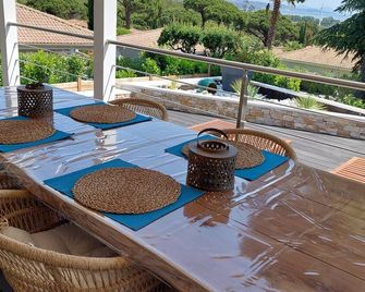 Chalet Romantique Avec vue mer à 15mn de la Plage de Pampelonne - Gassin - Balcon