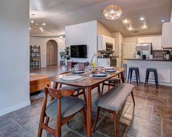 New The Artsy Abode Hot Tub ️ Bbq Foosball ️ - Redding - Dining room