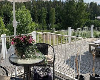 This stunning Vilppula villa, a unique and atmospheric accommodation experience - Mänttä-Vilppula - Balcony