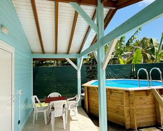 Comfortable bungalow with pool and jacuzzi - Trois-Rivières - Pool