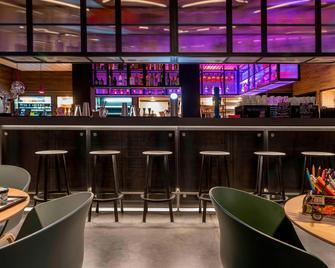 Moxy Frankfurt Airport - Frankfurt am Main - Bar