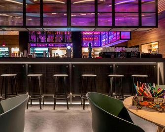 Moxy Frankfurt Airport - Frankfurt am Main - Bar