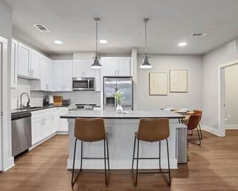 2 Bedroom Suite L Resort Pool! Game-Room! 8 Min To Downtown! Free Parking! - Savannah - Kitchen