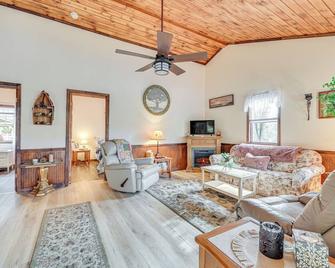 2 Mi to Lake Champlain Cabin with River Access! - Keeseville - Living room