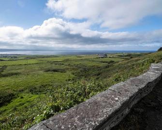 Kineilty (Kathy's) Cottage - Breathtaking Sea Views! - Liscannor