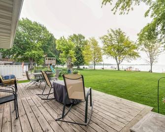 Waterfront Johnson Lake Getaway With Fir - Elwood - Patio