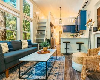 Tiny Home in Deer Lick Falls Community - Monteagle - Huiskamer