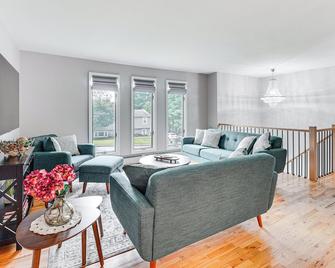 Family Home Close to Warwick, 5 Mi to Lake! - Monroe - Living room