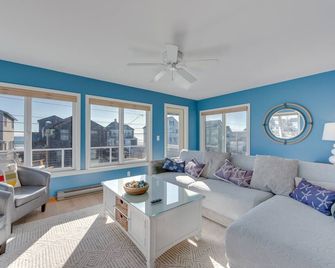 Wells Beach House w/ Ocean-View Deck - Wells - Living room