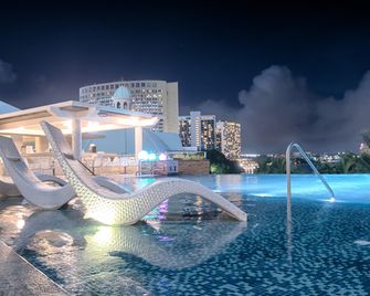 Lotte Hotel Guam - טאמונינג - בריכה