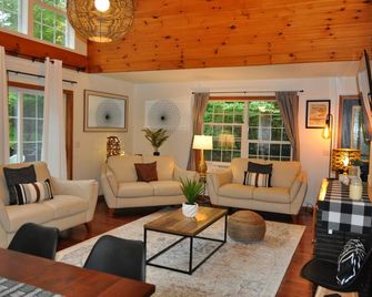 Take me to the Trees! Lakefront on Autumn Lake, 3min to Salmon River - Altmar - Sala de estar