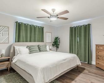 10 Mins to Beach - 2BR Private Pool + Spa + Grill - Vero Beach - Bedroom