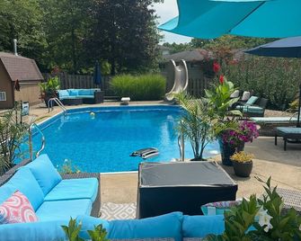 Resort Home, Pool, Covered Hot Tub/Heated Fire Pit, Infinity Digital Game Table. - Parma - Pool