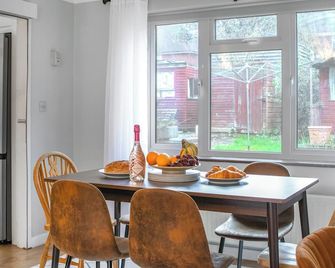 Four Bedroom Spacious House By Dreamy Homes Short Lets And Serviced Accommodation with Free Parking Near Salisbury City Centre - Salisbury - Dining room