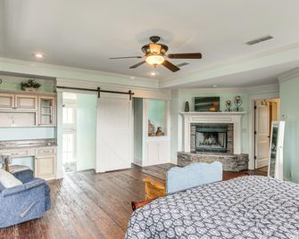 7 Mi to Downtown Fitzgerald: Spacious Home w/ Deck - Fitzgerald