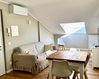 P017 - Porto Recanati, nuovo attico bilocale a 30mt dal mare - Porto Recanati - Wohnzimmer