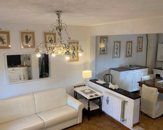 Villino a 300 mt dal mare - A solo un'ora di treno dal centro di Roma - Anzio - Living room