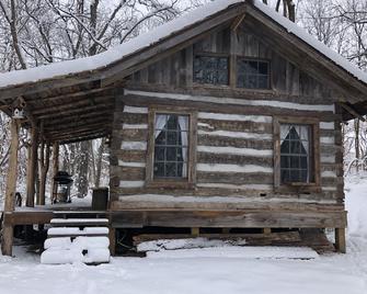Pet-Friendly Cabin Rental in the Woods near Nauvoo, Illinois - Nauvoo - Building