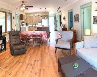 Private lakefront close to Westport. Panoramic views, great fishing & swimming - Westport - Sala de estar