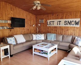 Spacious Hillstone Lakehouse - Grand Marais - Living room