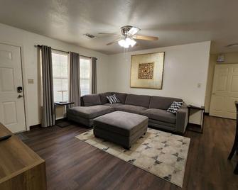 Cozy Family-Sized Cottage - Ideal base to explore Idabel, Broken Bow, Hochatown - Idabel - Living room