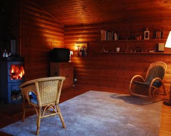 Very cozy Scandinavian log house in a quiet location on a large plot - Brekendorf - Sala de estar