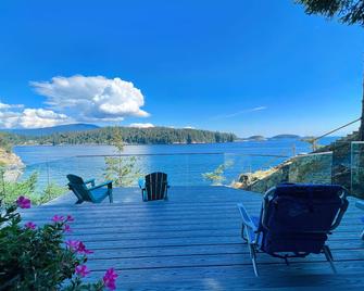Waterfront Room with Private Bath and Deck Near Marina, Private Beach Access - Gibsons - Balkon