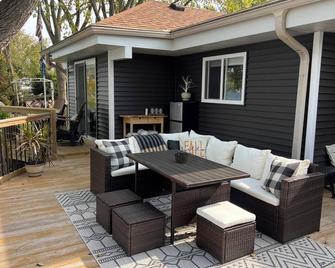 Adorable Updated Cozy Cottage set on Lake Wisconsin's Sunset Bay - Lodi - Patio