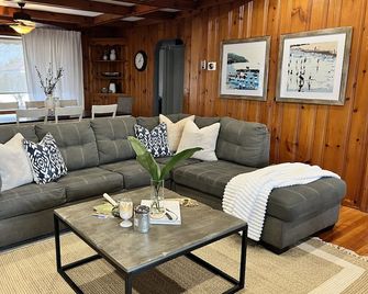 Sunsets by the Bay - Your Waterfront Oasis - Leamington - Living room