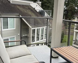 Tanglewood 18 is Ocean level steps from the beach and Rathtrevor Prov Park - Parksville - Balcone
