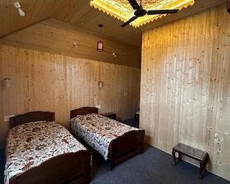 Queens Lakehouse - Srinagar - Bedroom