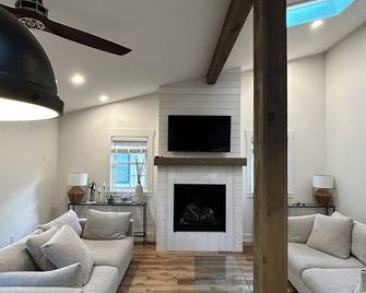 Medium Term Rental Available to May 25 (2600 a month) - Fort Erie - Living room