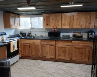 Charming 2-bedroom private cottage, pet friendly, great location, no pet fees! - Bedford - Kitchen