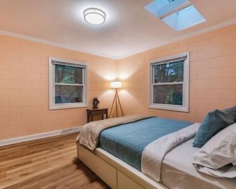 Modern 2br, Pet Friendly, Huge Yard, Central - Raleigh - Habitación