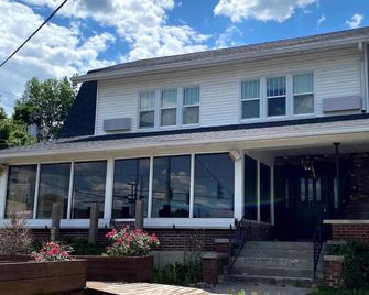 Neapolitan Room @ Twin Lakes Creamery - Leitchfield - Building