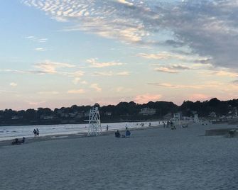 Monthly Rental! Walk to Beach from adorable 1 bedroom cottage - Middletown - Beach