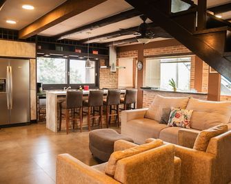 إيبيراكويرا لايف - Praia do Rosa - غرفة معيشة