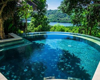 فيلات ومنتجع توين آيلاند دايف - جزيرة نوسا بينيدا - حوض السباحة