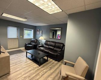 Charming 3-bedroom apartment with AC, WiFi in delightful Presque Isle - Presque Isle - Sala de estar
