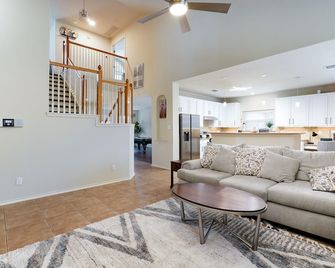 Exquisite Luxury Home near Sea World, San Antonio - San Antonio - Living room