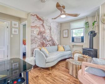 Steps To Lake, Hot Tub, Paddle Board & Fire Pit - Cayuga - Sala de estar