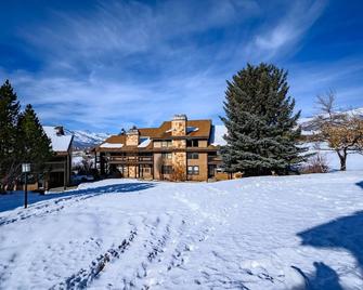 Mountain Adventure Getaway - Eden - Building
