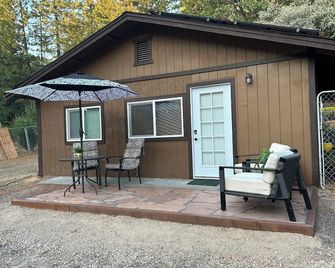 Adorable 1-bedroom cottage with AC in charming Foresthill.Located in Todd Valley - Foresthill - Patio