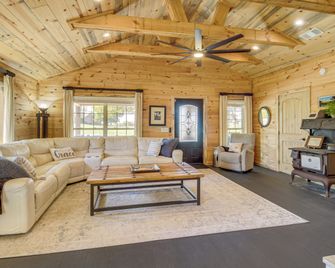 Deck & Yard: 'margy's Farmhouse' in Jasper - Jasper - Living room
