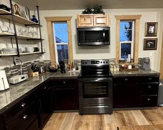Charming 2-bedroom house in beautiful Somers with AC - Somers - Kitchen